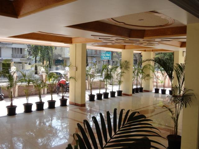 Om Sai Palace Hotel Пюн Екстериор снимка