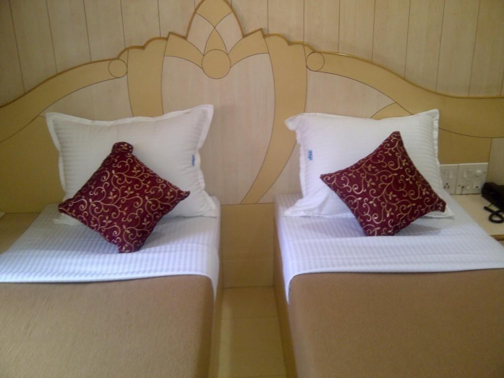 Om Sai Palace Hotel Пюн Екстериор снимка