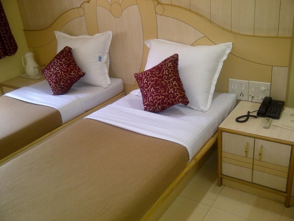 Om Sai Palace Hotel Пюн Екстериор снимка